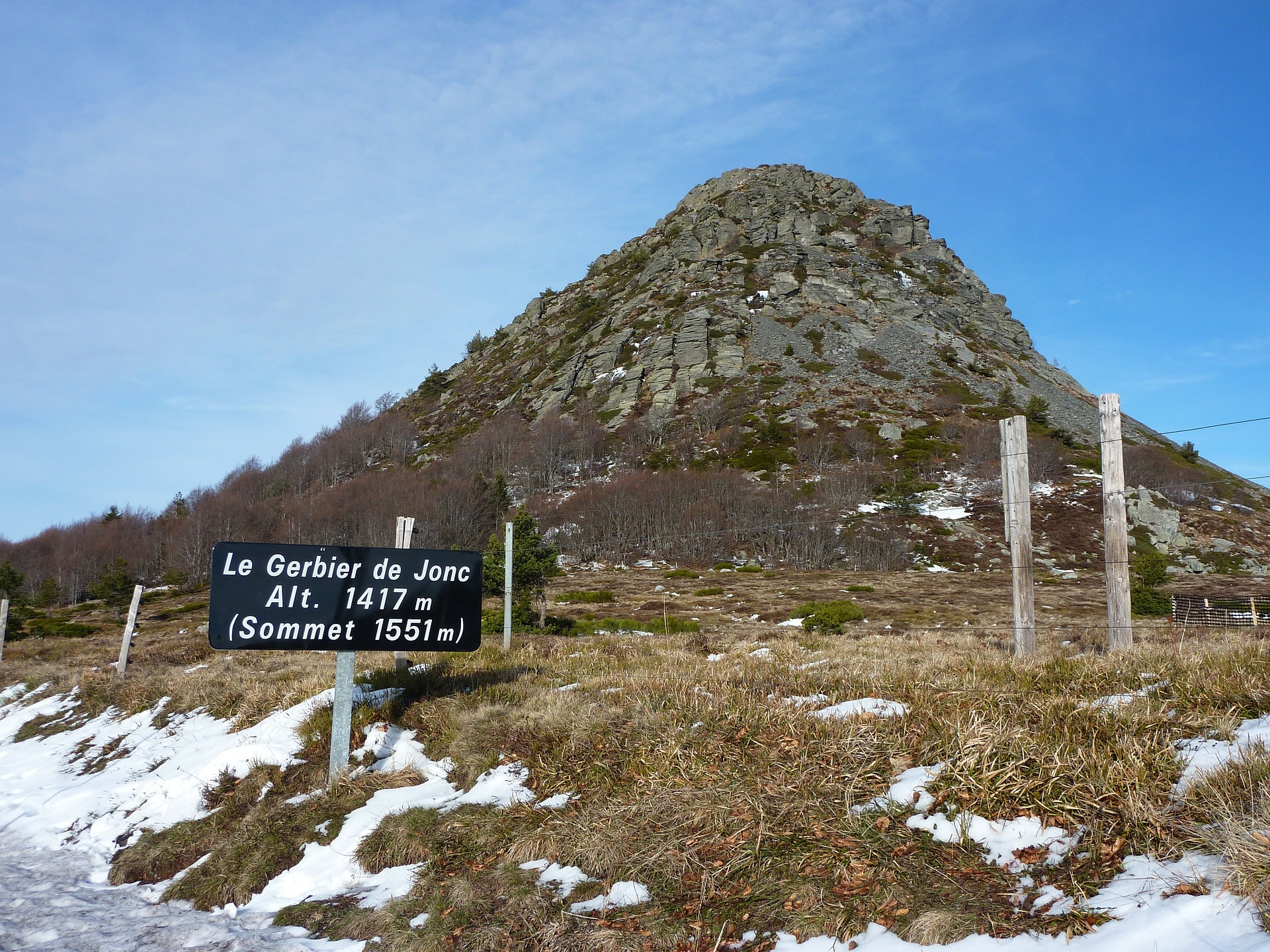 een somber uitziende berg genaamd Mont Gerbierd-de-Jonc met beneden wat sneeuw