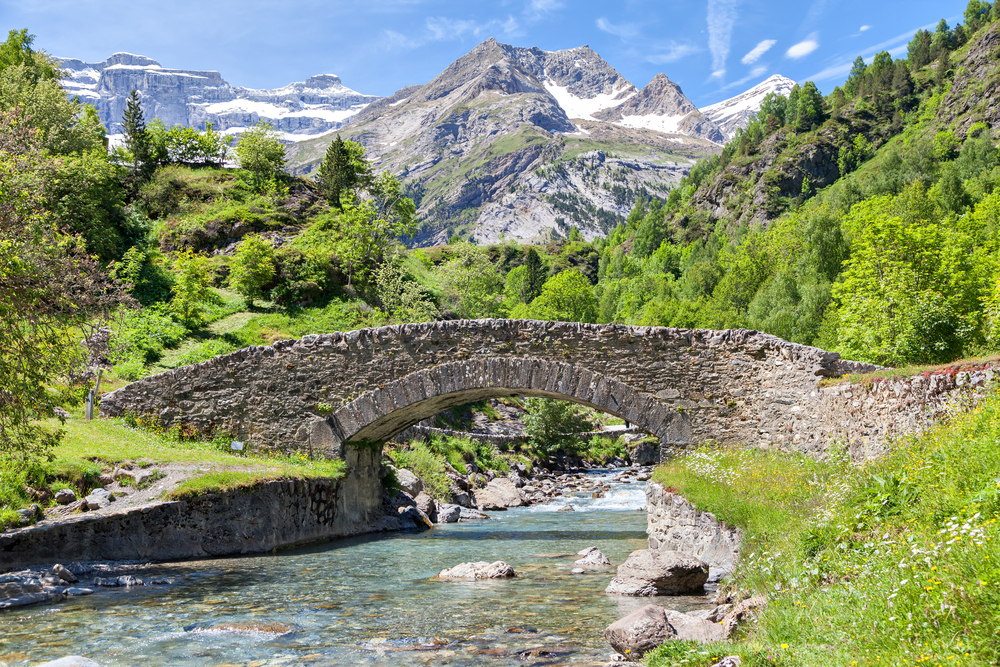 Cirque de Gavarnie Hautes Pyrénées shutterstock 446028103, Bezienswaardigheden in Hautes-Pyrénées