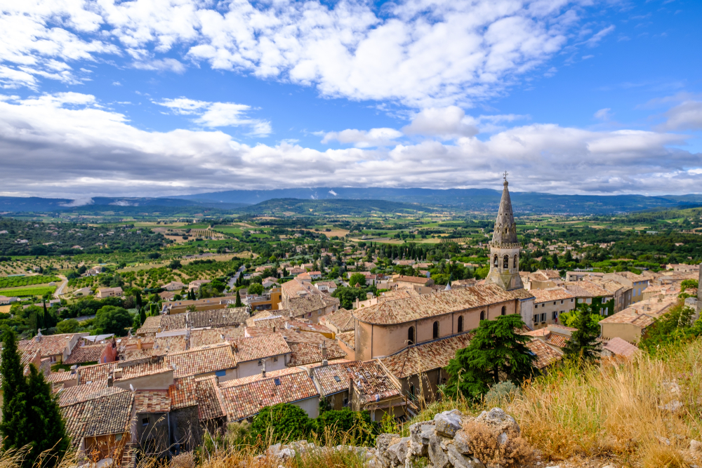 Panorama uitzicht op oude huizen, bergen, bomen, plattelanden en wegen van Luberon.