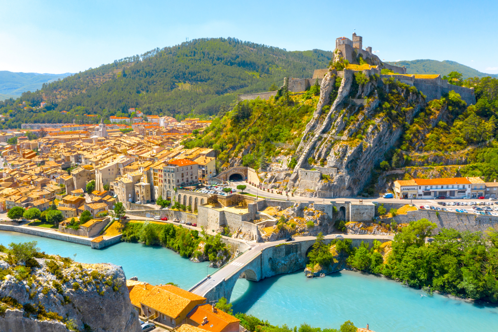 Sisteron Alpes de Haute Provence shutterstock 1492897382, Bezienswaardigheden in de Alpes-de-Haute-Provence