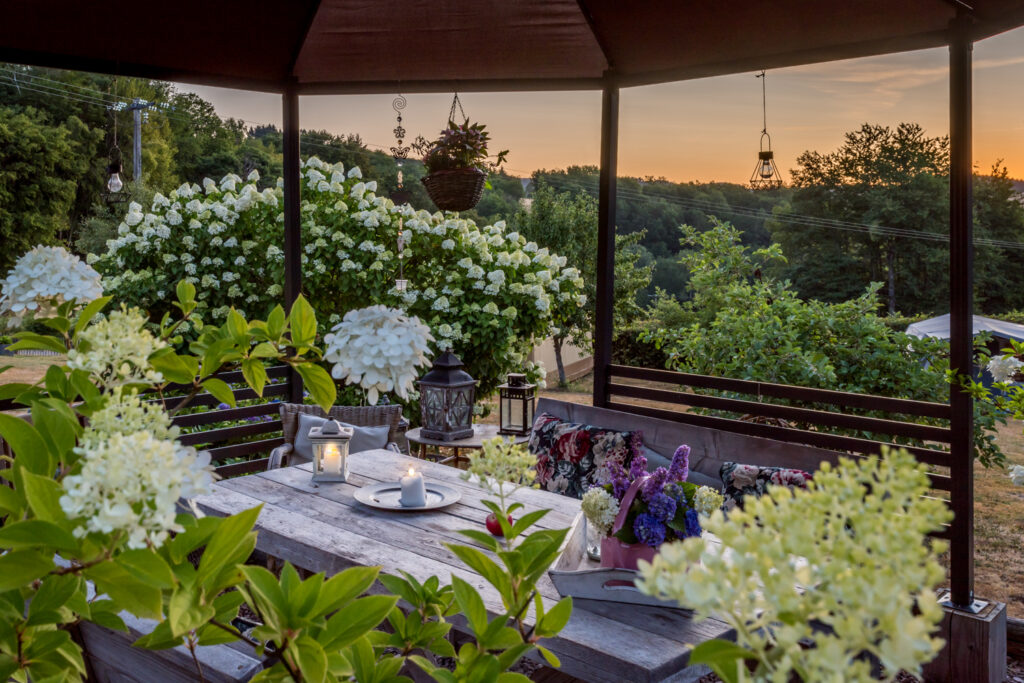 Morvan Rustique vakantiehuisje terras, te koop landgoed frankrijk