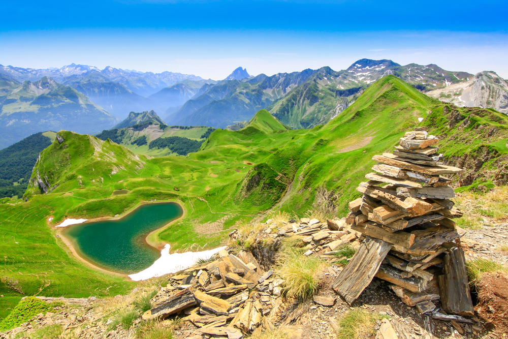 Lac du Montagnon meren pyreneeen shutterstock 1695530359, meren
