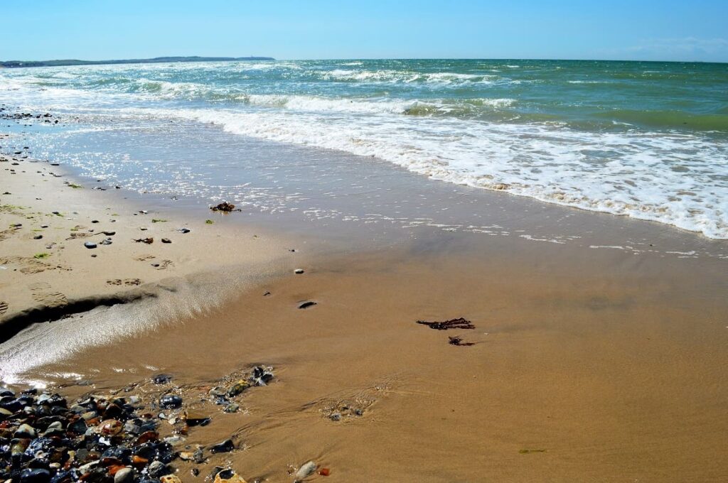 Deze afbeelding heeft een leeg alt-attribuut; de bestandsnaam is Opaalkust-strand-2-pvf-1024x680.jpg