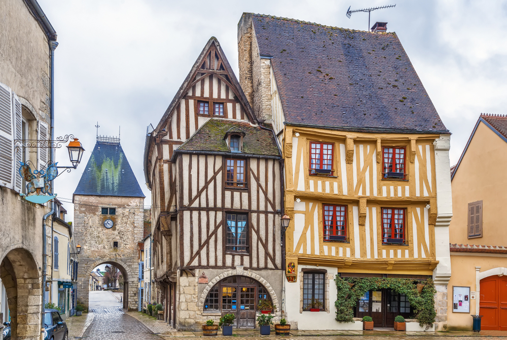 noyers sur serein shutterstock 1580100643, Bourgogne