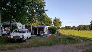 kampeerplaats met tent en auto op Camping Chateau le Verdoyer in de Dordogne