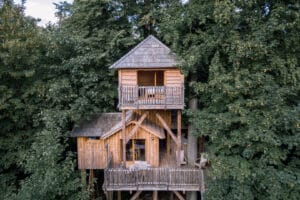 sprookjesachtige boomhut met twee verdiepingen, een terras en balkon waar je kunt overnachten in de Oise, Frankrijk