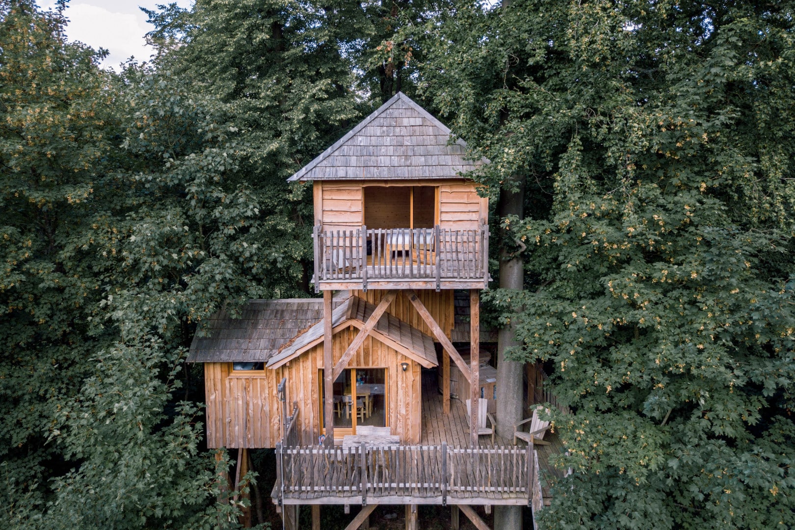 sprookjesachtige boomhut met twee verdiepingen, een terras en balkon waar je kunt overnachten in de Oise, Frankrijk