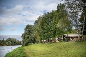 Jura Huttopia La Plage Blanche safaritenten aan het water, zin in frankrijk