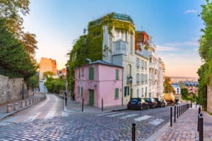 la maison rose montmartre parijs shutterstock 1212171664, zin in frankrijk